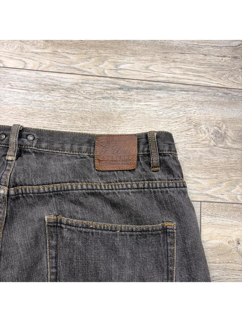 Description:Y2K G-unit dark wash baggy jorts, really good details and fit.